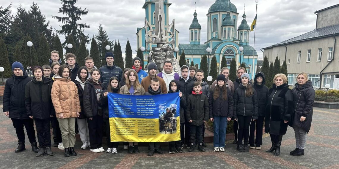 Патріотичний шкільний захід «Вистояли-переможемо» у Мостиському Ліцеї №3 імені Святої Королеви Ядвіги