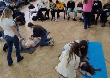 Викладачі Львівського медуніверситету навчали школярів надавати домедичну допомогу