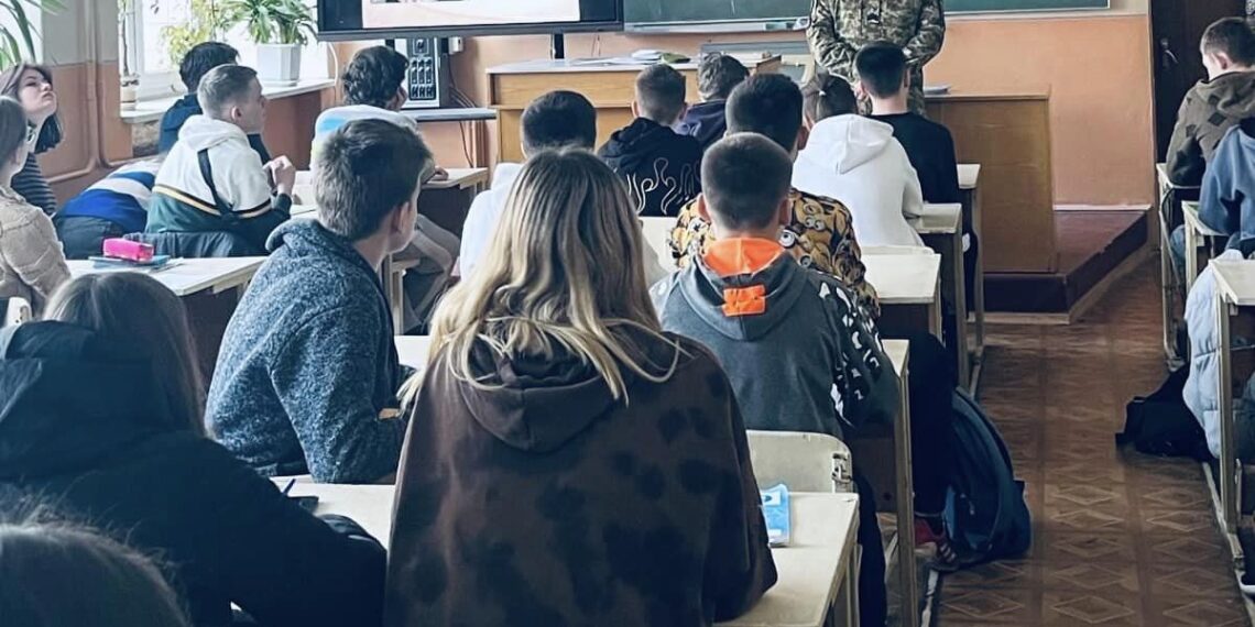 Військовослужбовці допомагають обрати майбутню професію підліткам