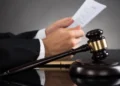У Львові суд оштрафував чоловіка на 850 грн через те, що він наїхав на шлагбаум