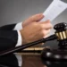 У Львові суд оштрафував чоловіка на 850 грн через те, що він наїхав на шлагбаум