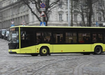 У Львові на Великодні свята до міських кладовищ курсуватиме більше транспорту