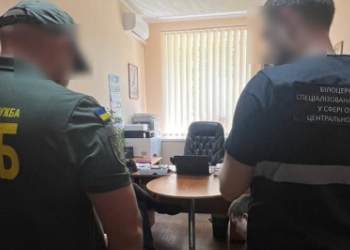 Правоохоронці затримали підприємця, який хотів нажитися на постачанні неякісної форми для прикордонників