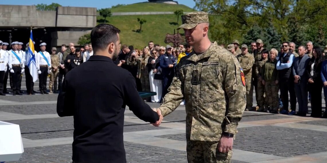 Зеленський нагородив відзнакою Президента України Хрест бойових заслуг підполковника ЗСУ Богдана Михайліва